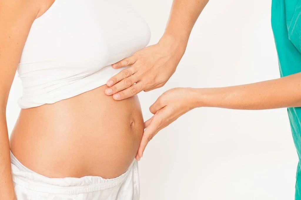 causas diastasis abdominal